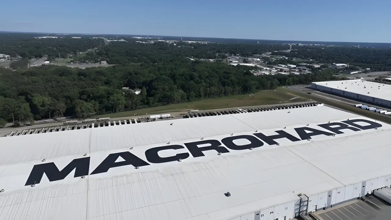 Ilustrasi representasi digital dari robot Optimus Tesla yang terbuat dari baris kode program, melambangkan agen AI perangkat lunak otonom hasil kolaborasi dengan xAI