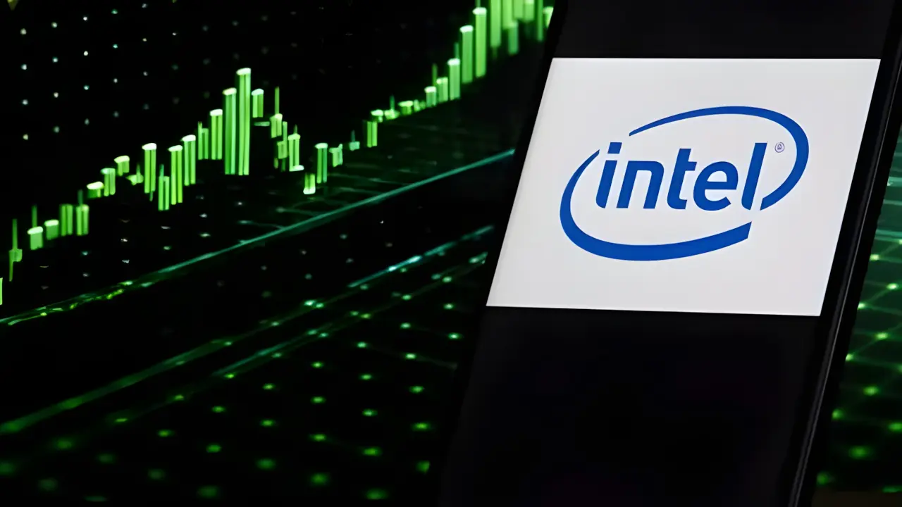 Saham Intel Melejit 23,65% Usai Proyeksi Lampaui Ekspektasi